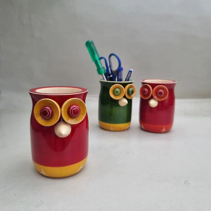 Table organizer in the shape of an owl. Comes in different colors. They are 100% handmade in Channapatna, India