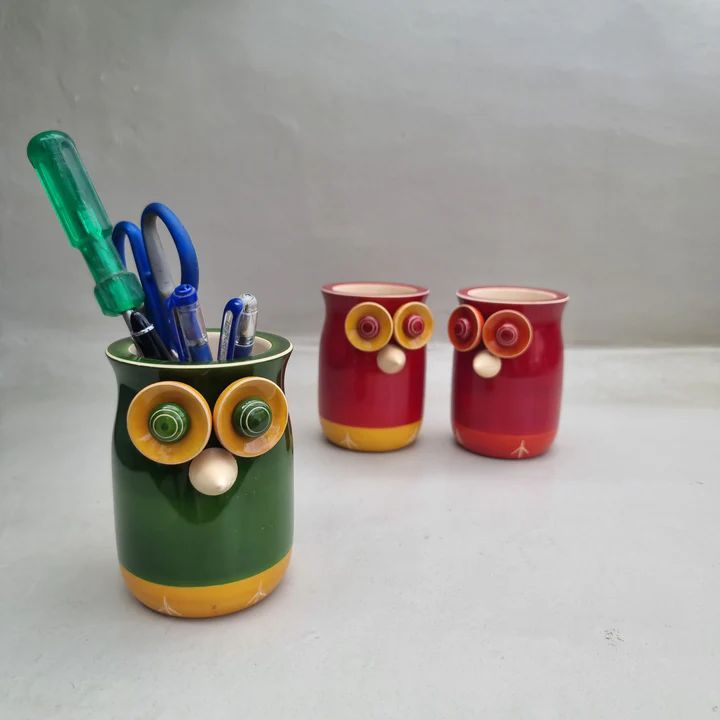 Table organizer in the shape of an owl. Comes in different colors. They are 100% handmade in Channapatna, India