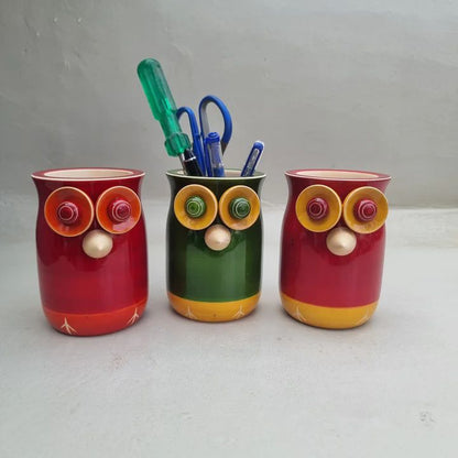 Table organizer in the shape of an owl. Comes in different colors. They are 100% handmade in Channapatna, India